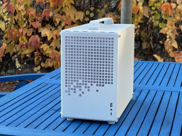 Hi-end zmenšený desktop pro AI a VR, verze říjen 2024
